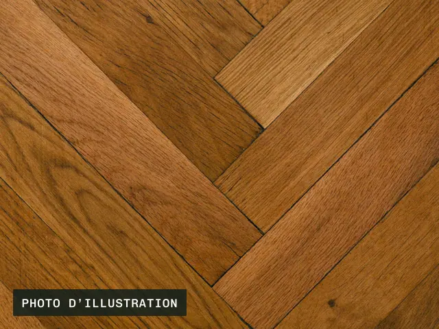 Photo d’illustration : un parquet en chêne posé à bâtons rompus, lames saines et joints serrés.